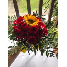 Bouquet con 24 Rosasy 1Girasol con Cinta y Lazo
