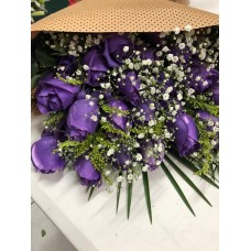 Ramo 24 Rosas moradas con Papel Decorativo