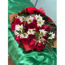 Ramo 12 Rosas con Papel Decorativo